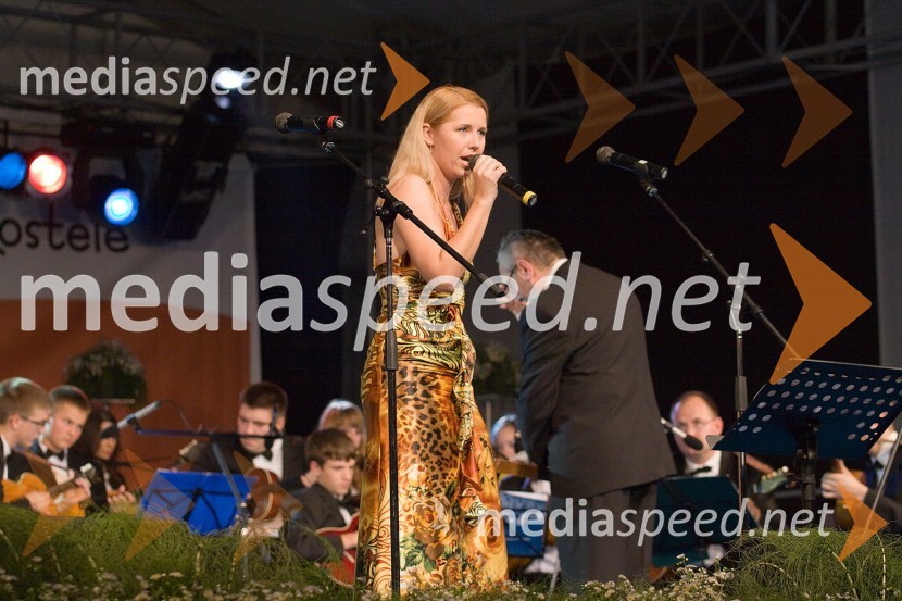 Darja Štravs Tisu, pevka, fotografinja in radijska moderatorkaEtnokostel 2009, festival etno glasbe