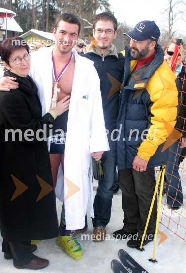 Marko Potrč, moderator Radia City z mamo, očetom in bratom AlešemMarko Potrč, bingljev spust Pohorje