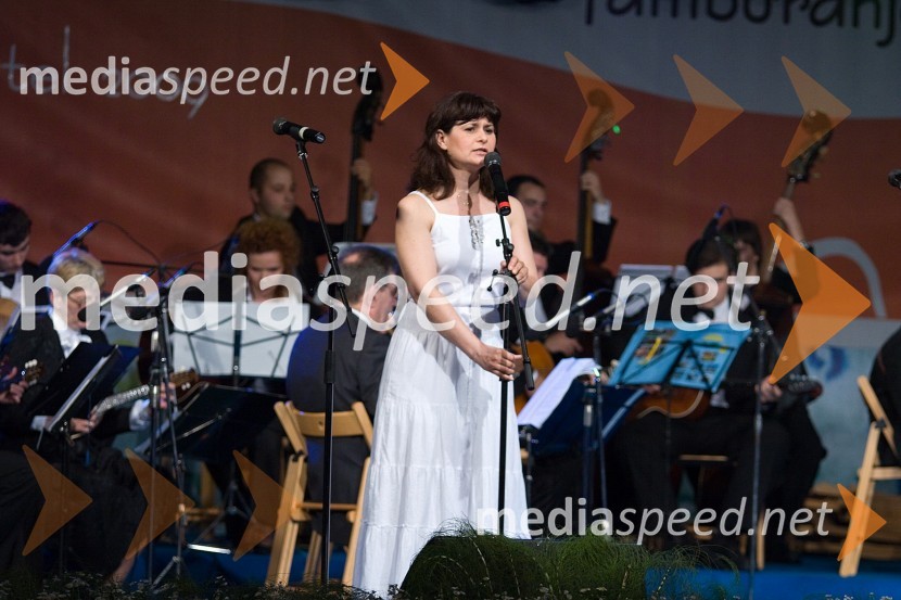 Mojca Saje, pevka skupine DežurEtnokostel 2009, festival etno glasbe
