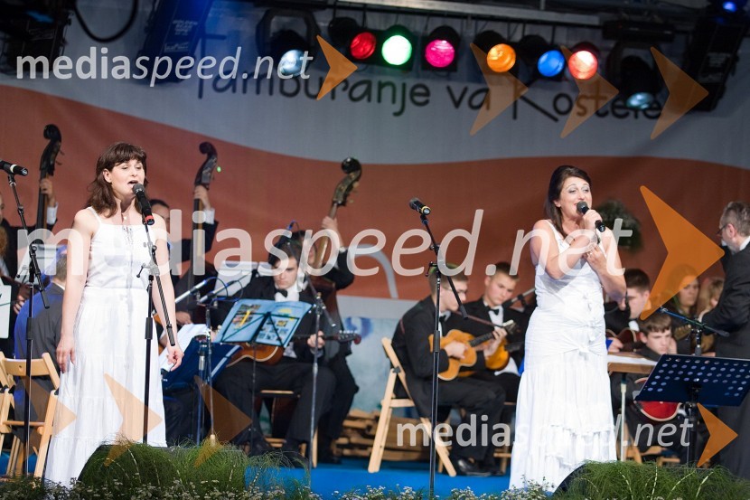 Mojca Saje, pevka skupine Dežur in Irena Tratnik Dosso, pevkaEtnokostel 2009, festival etno glasbe