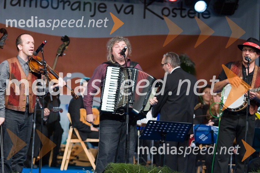 Matjaž Medvešek-Medo, Bela Szomi Kralj in Urh Vrenjak-Cof, člani skupine KontrabantEtnokostel 2009, festival etno glasbe