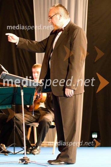 Zoran Mulić, dirigent Tamburaškega orkestra iz SuboticeEtnokostel 2009, festival etno glasbe