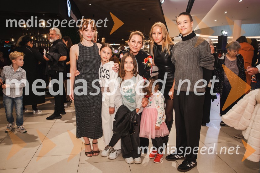  Maks Kerševan, igralka;  ... ;  ... ;  Ella Lapajne, igralka;  ... ;  Svit ŠturbejTartinijev ključ, velika premiera v Cineplexx Ljubljana