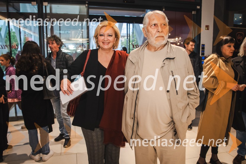  Ksenija Benedetti, predavateljica, muzikologinja, pianistka in nekdanja vodja Protokola Republike Slovenije;  Boris Cavazza, igralecTartinijev ključ, velika premiera v Cineplexx Ljubljana