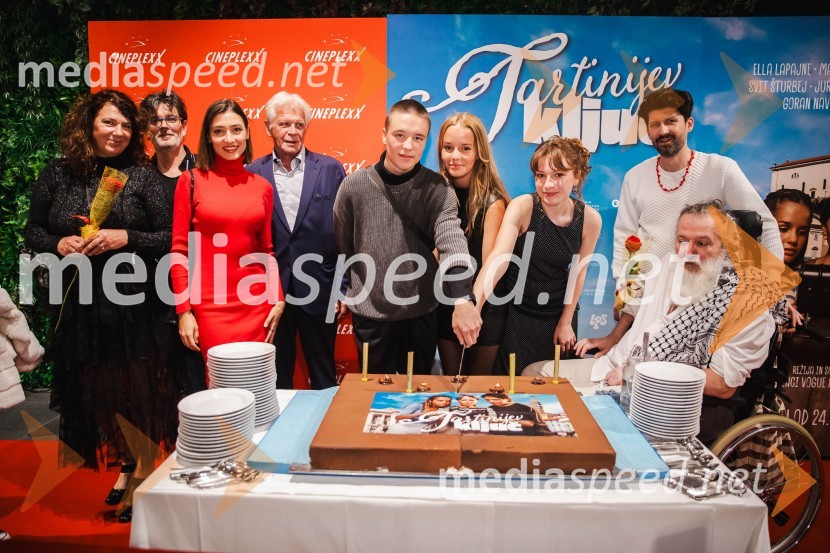  Irena Kožuh;  ... ;  Zala Djurić, igralka;  Roman Kukovič, pisatelj, novinar, publicist in režiser;  Svit Šturbej;  Ella Lapajne, igralka;  Maks Kerševan, igralka;  Tomaž Mihelič - Marlenna, član skupine Sestre;  Vinci Vogue Anžlovar, scenaristTartinijev ključ, velika premiera v Cineplexx Ljubljana