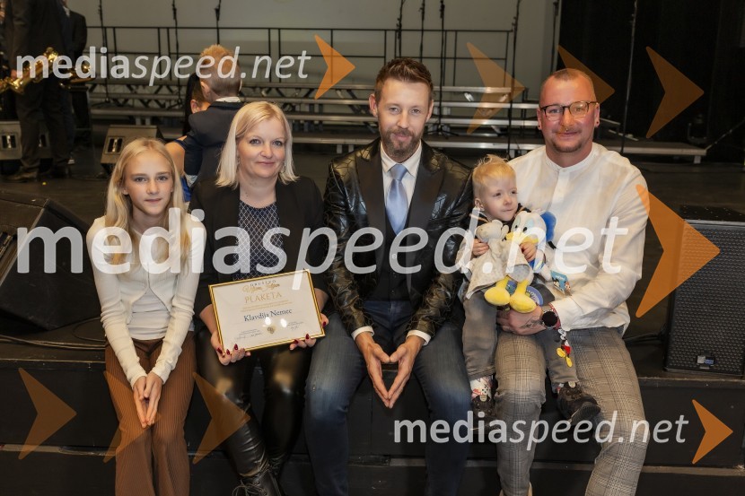  ... ;  ... ;  Gregor Bezenšek, glasbenik, Soulgreg artist, društvo Viljem Julijan, kandidat na predsedniških volitvah 2022;  ... ;  ... Veliki dobrodelni koncert VILJEM JULIJAN 2024