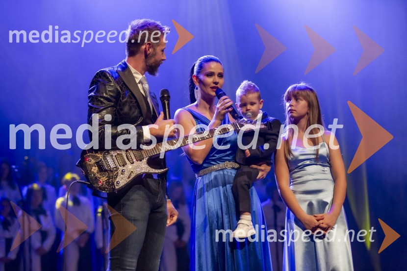  Gregor Bezenšek, glasbenik, Soulgreg artist, društvo Viljem Julijan, kandidat na predsedniških volitvah 2022;  Nina  Bezenšek, društvo Viljem Julijan;  Julijan Valentin Bezenšek;  Ella Vita BezenšekVeliki dobrodelni koncert VILJEM JULIJAN 2024