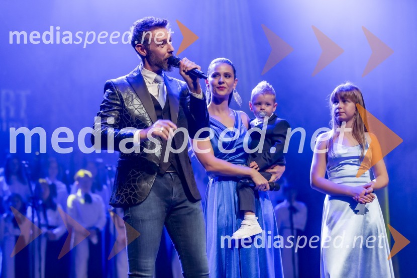  Gregor Bezenšek, glasbenik, Soulgreg artist, društvo Viljem Julijan, kandidat na predsedniških volitvah 2022;  Nina  Bezenšek, društvo Viljem Julijan;  Julijan Valentin Bezenšek;  Ella Vita BezenšekVeliki dobrodelni koncert VILJEM JULIJAN 2024