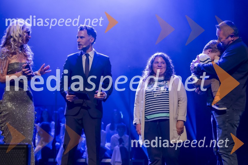  Ajda Bezenšek, strokovna direktorica izobraževalnih programov v Eksena;  David Urankar, televizijski voditelj, maneken;  ... ;  ... ;  ... Veliki dobrodelni koncert VILJEM JULIJAN 2024