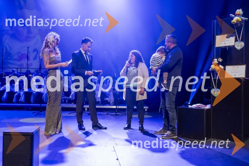  Ajda Bezenšek, strokovna direktorica izobraževalnih programov v Eksena;  David Urankar, televizijski voditelj, maneken;  ... ;  ... ;  ... Veliki dobrodelni koncert VILJEM JULIJAN 2024