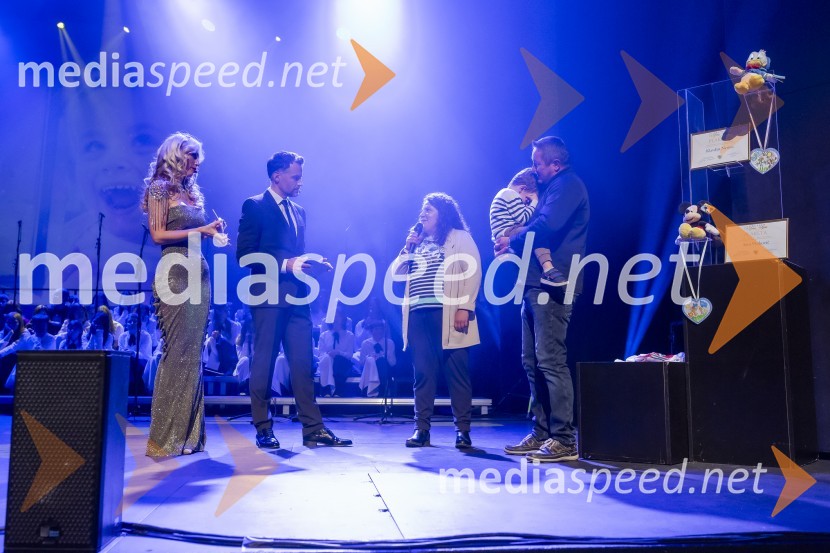  Ajda Bezenšek, strokovna direktorica izobraževalnih programov v Eksena;  David Urankar, televizijski voditelj, maneken;  ... ;  ... ;  ... Veliki dobrodelni koncert VILJEM JULIJAN 2024