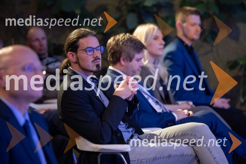  Rok Kuntner,  doktorski študent primerjalnega indoevropskega jezikoslovja na Katedri za  primerjalno jezikoslovje na Oddelka za stare jezike in kulture Univerze v WürzburguUstanova patra Stanislava Škrabca podelila štipendije 21. generaciji svojih štipendistov