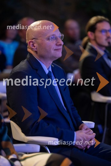 dr. Kozma Ahačič, jezikoslovec, literarni zgodovinar. Delovna osebnost leta 2017 in avtor knjige Stati inu obstatiUstanova patra Stanislava Škrabca podelila štipendije 21. generaciji svojih štipendistov