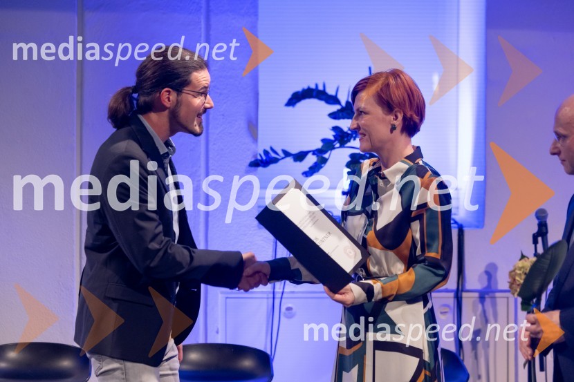  Rok Kuntner,  doktorski študent primerjalnega indoevropskega jezikoslovja na Katedri za  primerjalno jezikoslovje na Oddelka za stare jezike in kulture Univerze v Würzburgu; dr. Asta Vrečko, ministrica za kulturoUstanova patra Stanislava Škrabca podelila štipendije 21. generaciji svojih štipendistov