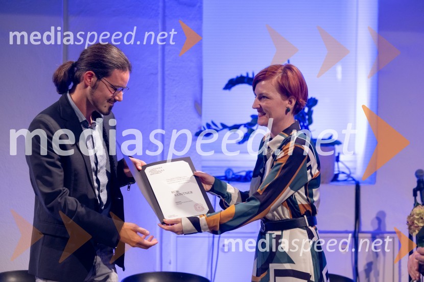  Rok Kuntner,  doktorski študent primerjalnega indoevropskega jezikoslovja na Katedri za  primerjalno jezikoslovje na Oddelka za stare jezike in kulture Univerze v Würzburgu; dr. Asta Vrečko, ministrica za kulturoUstanova patra Stanislava Škrabca podelila štipendije 21. generaciji svojih štipendistov