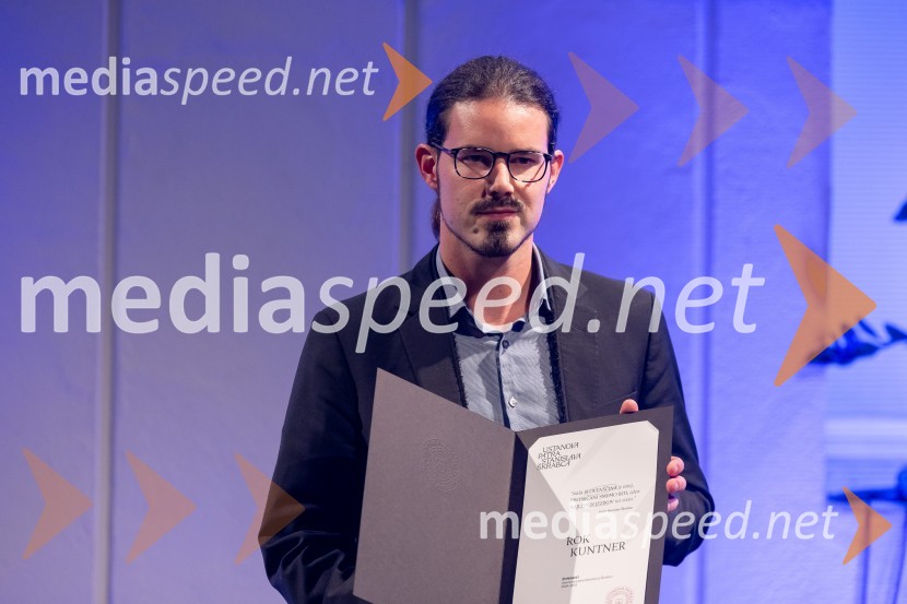  Rok Kuntner,  doktorski študent primerjalnega indoevropskega jezikoslovja na Katedri za  primerjalno jezikoslovje na Oddelka za stare jezike in kulture Univerze v WürzburguUstanova patra Stanislava Škrabca podelila štipendije 21. generaciji svojih štipendistov