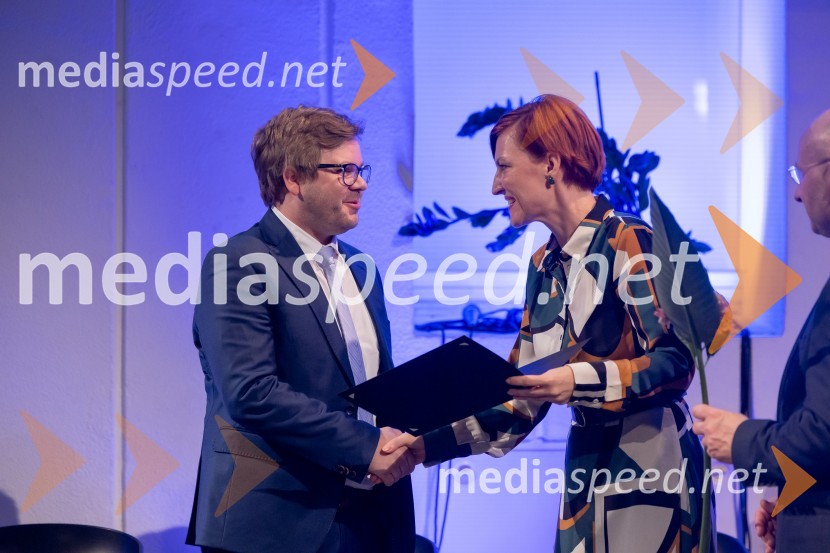  Nejc Robida, doktorski študent Oddelka za slovenistiko Filozofske fakultete Univerze v Ljubljani; dr. Asta Vrečko, ministrica za kulturoUstanova patra Stanislava Škrabca podelila štipendije 21. generaciji svojih štipendistov