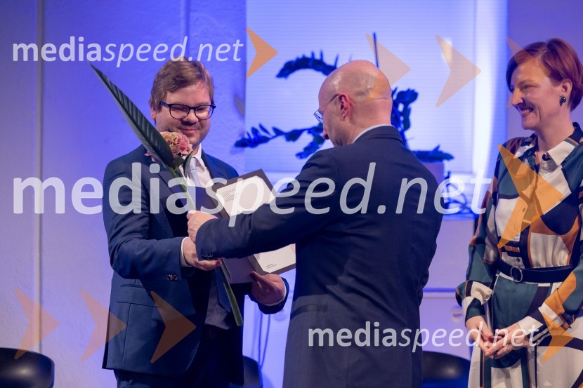  Nejc Robida, doktorski študent Oddelka za slovenistiko Filozofske fakultete Univerze v Ljubljani; dr. Kozma Ahačič, jezikoslovec, literarni zgodovinar. Delovna osebnost leta 2017 in avtor knjige Stati inu obstati; dr. Asta Vrečko, ministrica za kulturoUstanova patra Stanislava Škrabca podelila štipendije 21. generaciji svojih štipendistov