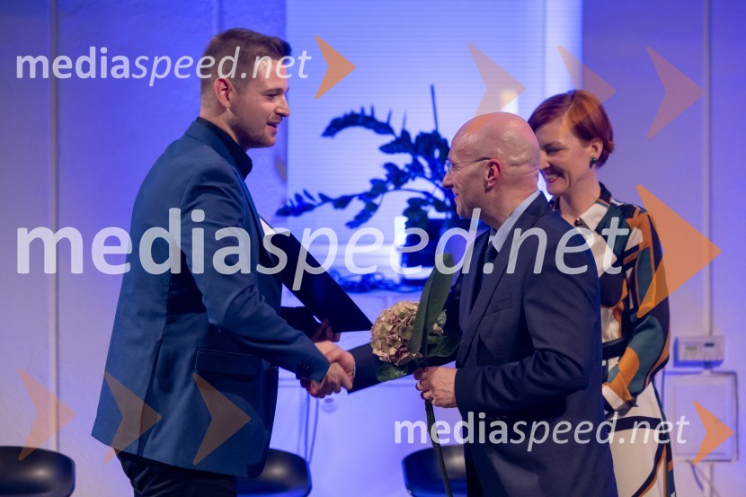  Blaž Šoba,  magistrski študent primerjalnega slovanskega jezikoslovja in primerjalne književnosti in literarne teorije na Filozofski fakulteti Univerze v Ljubljani; dr. Kozma Ahačič, jezikoslovec, literarni zgodovinar. Delovna osebnost leta 2017 in avtor knjige Stati inu obstati; dr. Asta Vrečko, ministrica za kulturoUstanova patra Stanislava Škrabca podelila štipendije 21. generaciji svojih štipendistov