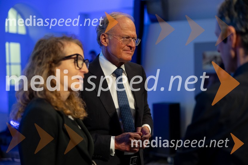  Polona Lovšin, vodja komunikacij, Riko d.o.o.;  Janez  Škrabec, direktor Riko d.o.o.Ustanova patra Stanislava Škrabca podelila štipendije 21. generaciji svojih štipendistov