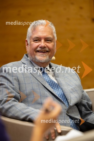  Joe Valenčič, bivši dopisnik RTV SlovenijaIskrivo v živo: Joe Valenčič v pogovoru z Edvardom Žitnikom