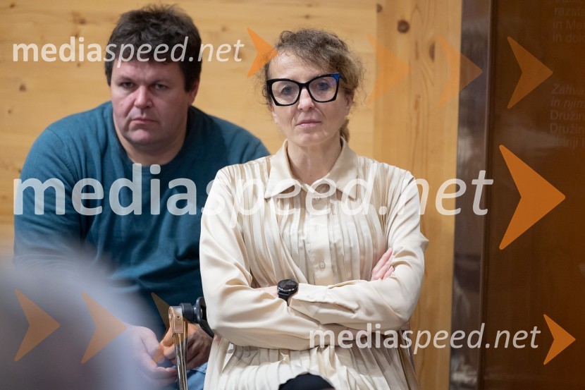  ... ;  Polona Lovšin, vodja komunikacij, Riko d.o.o.Iskrivo v živo: Joe Valenčič v pogovoru z Edvardom Žitnikom