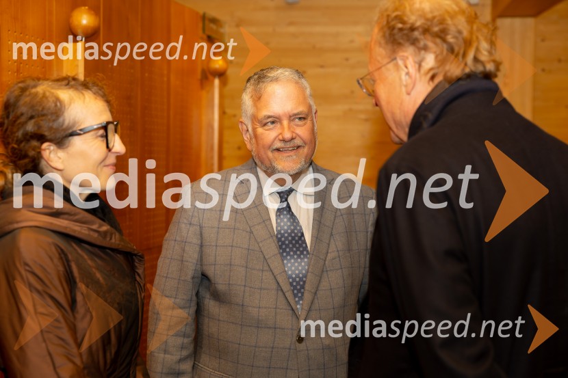  Polona Lovšin, vodja komunikacij, Riko d.o.o.;  Joe Valenčič, bivši dopisnik RTV Slovenija;  Janez  Škrabec, direktor Riko d.o.o.Iskrivo v živo: Joe Valenčič v pogovoru z Edvardom Žitnikom