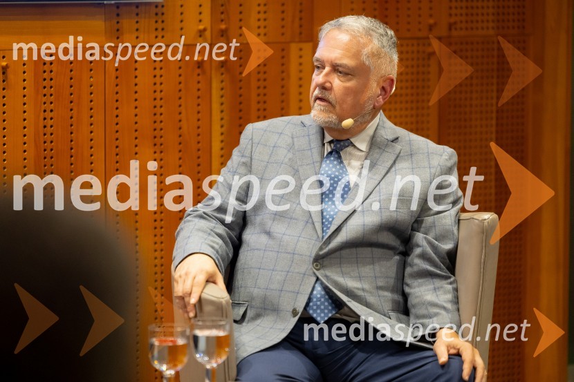  Joe Valenčič, bivši dopisnik RTV SlovenijaIskrivo v živo: Joe Valenčič v pogovoru z Edvardom Žitnikom