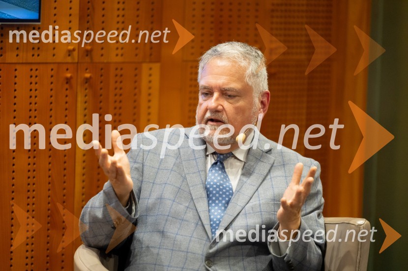  Joe Valenčič, bivši dopisnik RTV SlovenijaIskrivo v živo: Joe Valenčič v pogovoru z Edvardom Žitnikom