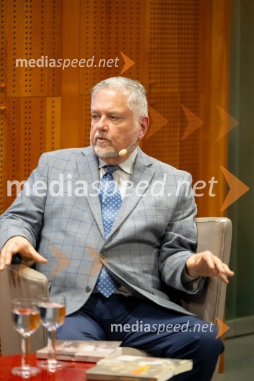  Joe Valenčič, bivši dopisnik RTV SlovenijaIskrivo v živo: Joe Valenčič v pogovoru z Edvardom Žitnikom