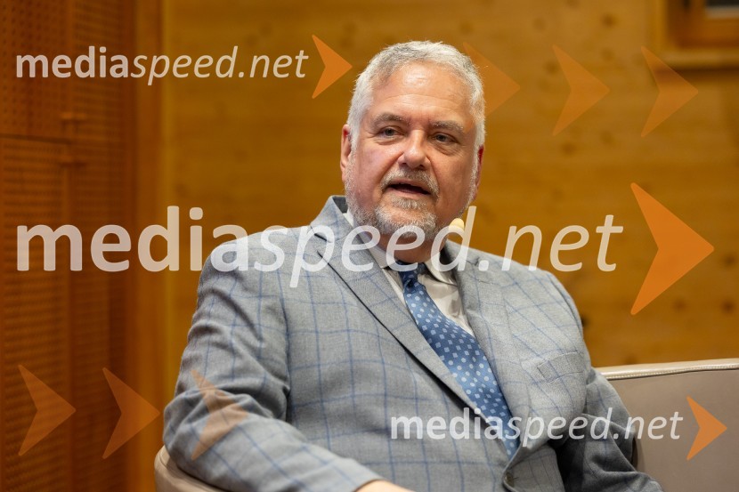  Joe Valenčič, bivši dopisnik RTV SlovenijaIskrivo v živo: Joe Valenčič v pogovoru z Edvardom Žitnikom