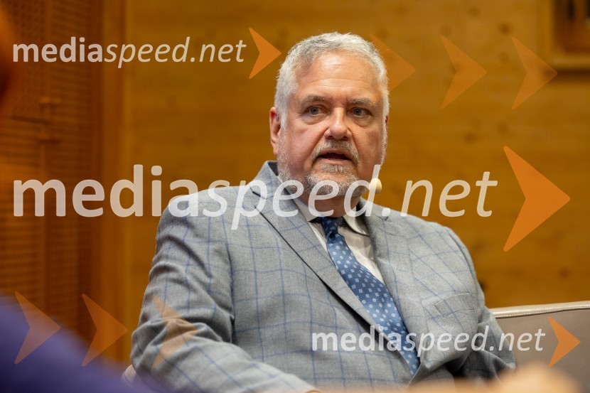  Joe Valenčič, bivši dopisnik RTV SlovenijaIskrivo v živo: Joe Valenčič v pogovoru z Edvardom Žitnikom