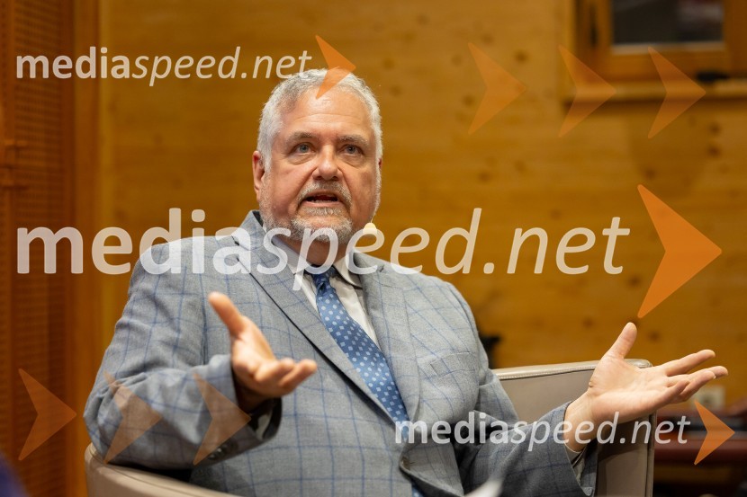  Joe Valenčič, bivši dopisnik RTV SlovenijaIskrivo v živo: Joe Valenčič v pogovoru z Edvardom Žitnikom