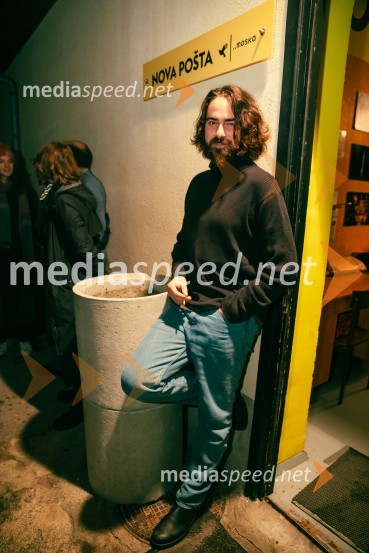  Sven Horvat, glasbenikKot jabolko sladko, visoko na veji, premiera v SMG Ljubljana