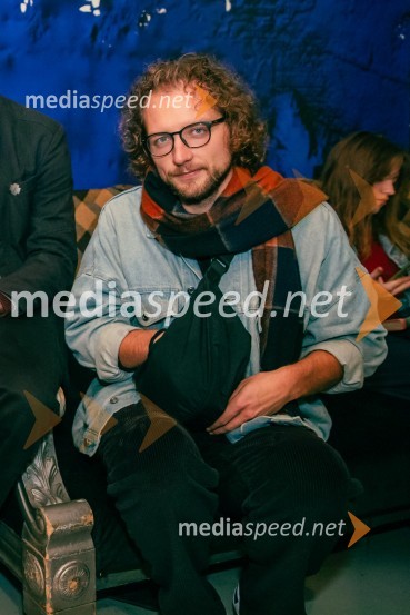  Jaka Smerkolj Simoneti, dramaturg in kritikKot jabolko sladko, visoko na veji, premiera v SMG Ljubljana