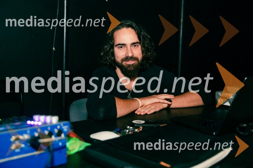  Sven Horvat, glasbenikKot jabolko sladko, visoko na veji, premiera v SMG Ljubljana