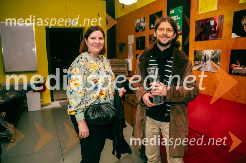  Teja Pelko, novinarka;  ... Kot jabolko sladko, visoko na veji, premiera v SMG Ljubljana