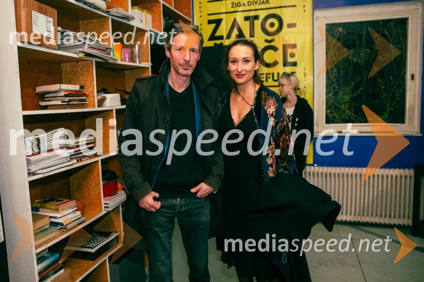  Boštjan Narat, publicist, moderator, igralec;  Gaja Višnar, igralkaKot jabolko sladko, visoko na veji, premiera v SMG Ljubljana