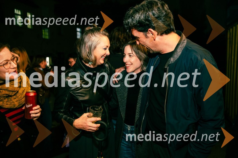  ... ;  Pia Prezelj, pisateljica, prevajalka in novinarka;  ... Kot jabolko sladko, visoko na veji, premiera v SMG Ljubljana