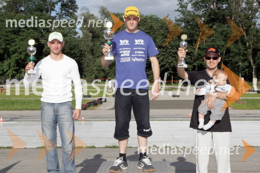 Iz leve: 2.mesto Tadej Korošak, zmagovalec Beno Štern in 3.mesto Gregor Milošič s sinom BijanomHIROSTNI MOTOCIKLIZEM, DP 4 - SUPERMOTO