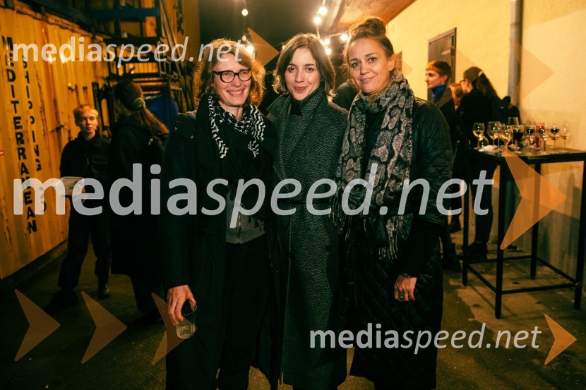  Urška Brodar, dramaturginja, Slovensko mladinsko gledališče;  Pia Prezelj, pisateljica, prevajalka in novinarka;  Katarina Stegnar, igralkaKot jabolko sladko, visoko na veji, premiera v SMG Ljubljana