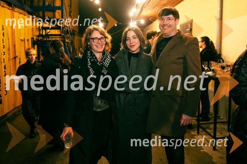  Urška Brodar, dramaturginja, Slovensko mladinsko gledališče;  Pia Prezelj, pisateljica, prevajalka in novinarka;  ... Kot jabolko sladko, visoko na veji, premiera v SMG Ljubljana