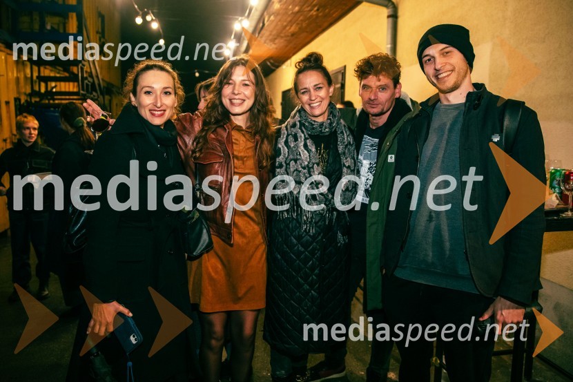  Gaja Višnar, igralka;  ... ;  Katarina Stegnar, igralka;  Primož Bezjak, igralec, plesalec;  Klemen Kovačič, igralecKot jabolko sladko, visoko na veji, premiera v SMG Ljubljana