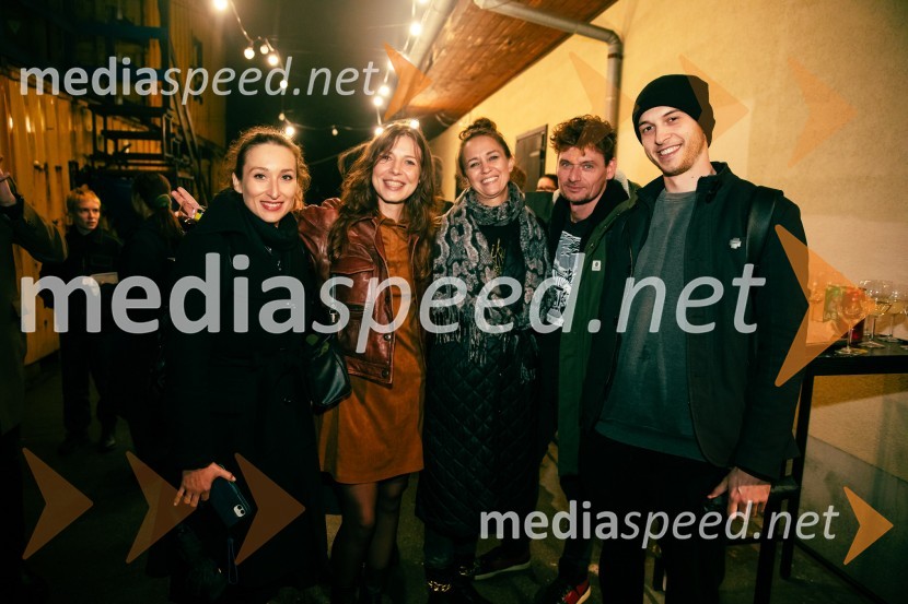  Gaja Višnar, igralka;  ... ;  Katarina Stegnar, igralka;  Primož Bezjak, igralec, plesalec;  Klemen Kovačič, igralecKot jabolko sladko, visoko na veji, premiera v SMG Ljubljana