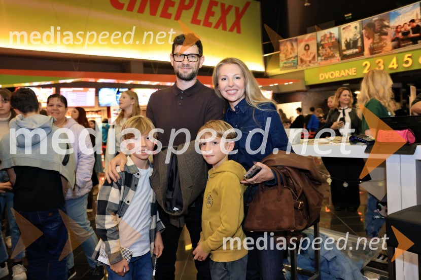  Dante Jazbinšek;  Urban Jazbinšek;  Evan Jazbinšek;  Hajdi Korošec Jazbinšek, pevkaTartinijev ključ, premiera mladinskega filma v Cineplexx Celje