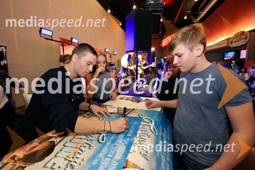  Svit Šturbej;  Ella Lapajne, igralka;  Kevin CvetkoTartinijev ključ, premiera mladinskega filma v Cineplexx Celje