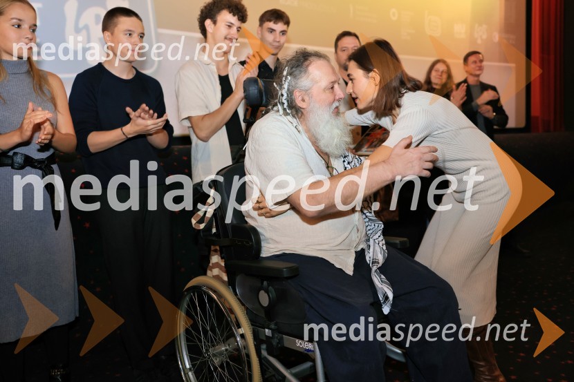  Ella Lapajne, igralka;  Svit Šturbej;  Martin Mutec, glasbena skupina LPS;  Filip Vidušin, glasbena skupina LPS;  Vinci Vogue Anžlovar, scenarist;  Zala Djurić, igralkaTartinijev ključ, premiera mladinskega filma v Cineplexx Celje