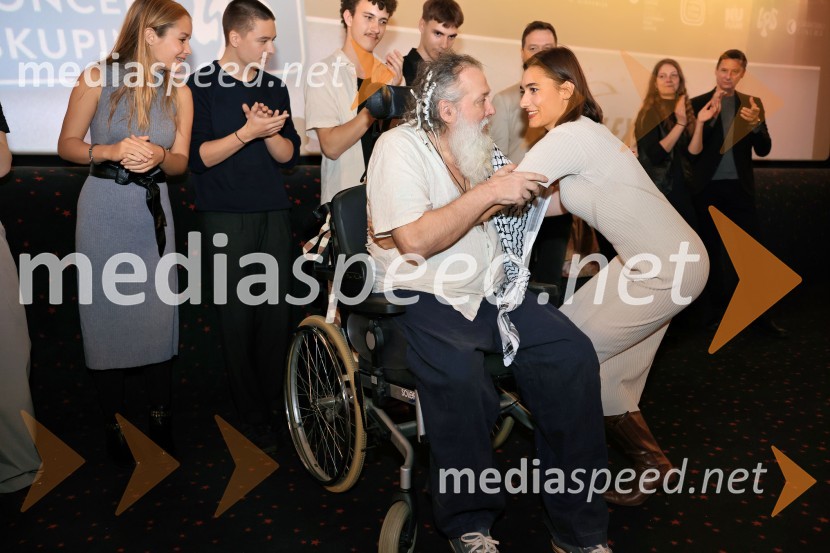  Ella Lapajne, igralka;  Svit Šturbej;  Martin Mutec, glasbena skupina LPS;  Filip Vidušin, glasbena skupina LPS;  Vinci Vogue Anžlovar, scenarist;  Zala Djurić, igralkaTartinijev ključ, premiera mladinskega filma v Cineplexx Celje