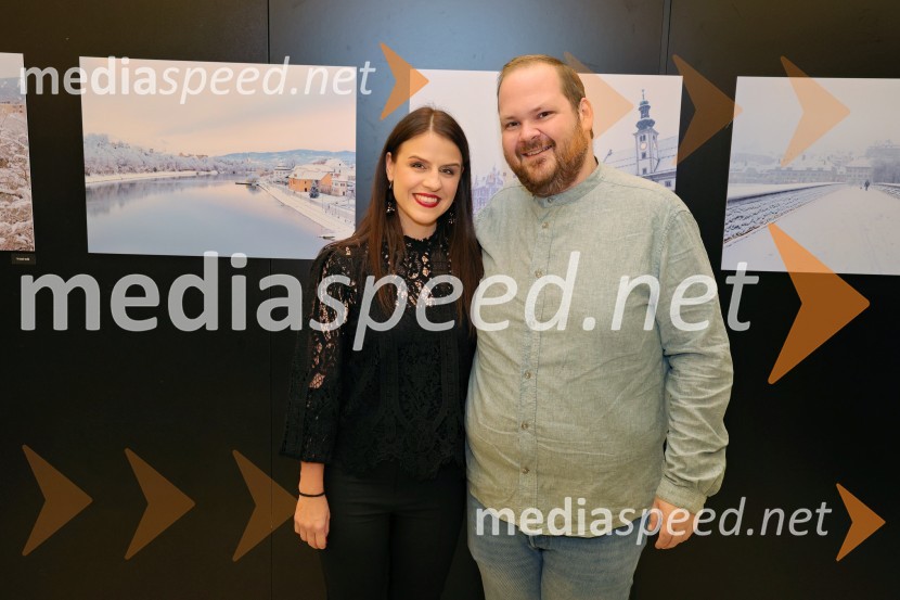  Dijana Božič, fotografinja;  ... Dijana Božić: V razkošju mariborskih utrinkov, fotografska razstava