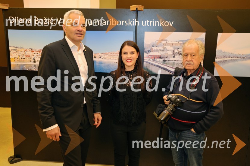  Aleksander Saša Arsenovič, župan, Mestna občina Maribor;  Dijana Božič, fotografinja;  Rade  Bakračevič, predsednik Nadzornega odbora Zveze Srbov Slovenije, fotografDijana Božić: V razkošju mariborskih utrinkov, fotografska razstava